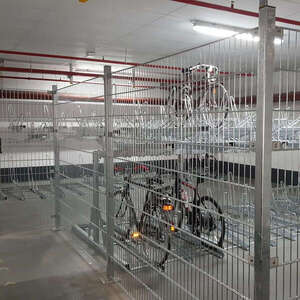 Falco richt parkeerkelder in met etage fietsenrekken; Essen, Duitsland