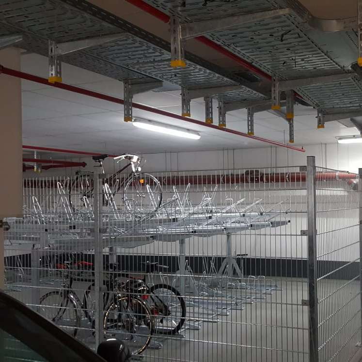 Falco richt parkeerkelder in met etage fietsenrekken; Essen, Duitsland