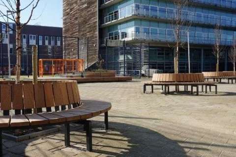 103075 herinrichting schoolplein straatmeubilair buitenbanken afvalbakken zitelementen