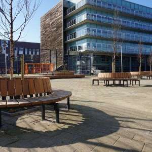 Projecten | Herinrichting schoolplein Montessori Lyceum | image #1 | 103075 herinrichting schoolplein straatmeubilair buitenbanken afvalbakken zitelementen
