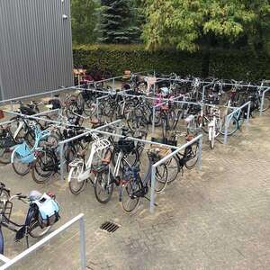 Fietsen geordend geparkeerd bij Zone.college, Enschede
