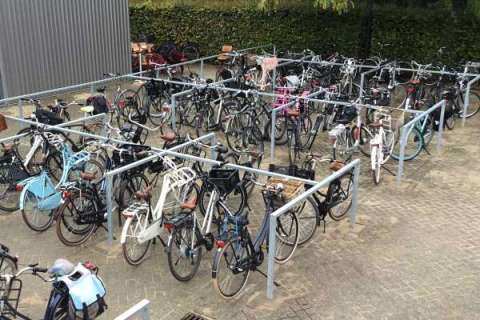 Fietsen geordend geparkeerd bij Zone.college, Enschede