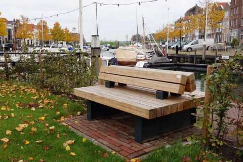 Meer groen en straatmeubilair aan Bierkade in Oud Beijerland
