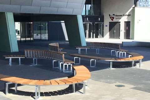 Schoolplein Dr Nassau College in Assen ingericht met ronde FalcoSinus banken