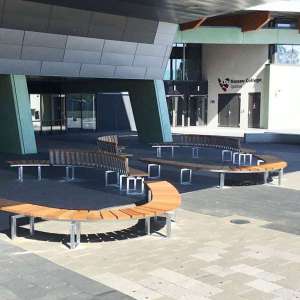 Projecten | Schoolplein Dr Nassau College in Assen ingericht met ronde FalcoSinus banken | image #1 | 