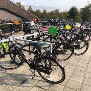 110111 fietsparkeren fietsenrek fietsafscheiding schoolterrein inrichten