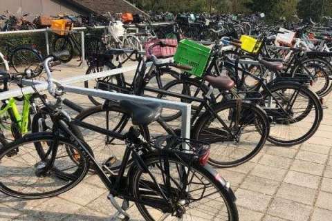110111 fietsparkeren fietsenrek fietsafscheiding schoolterrein inrichten