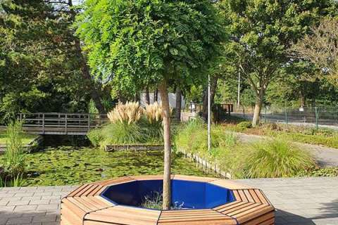 122913 straatmeubilair boombank schoolplein zitbank