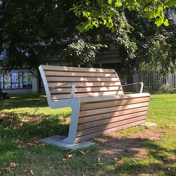 112997 inrichting buitenruimte ziekenhuis zorginstelling straatmeubilair buitenbank zitbank afvalbak picknickset