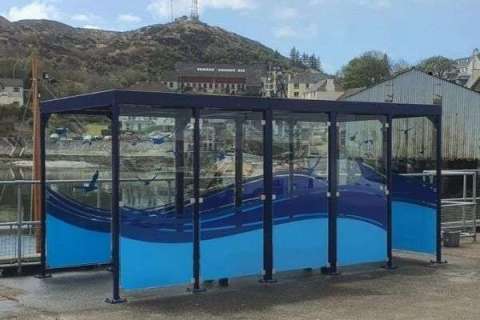 Wachtruimte in stijl voor passagiers Maillaig Harbour, Schotland