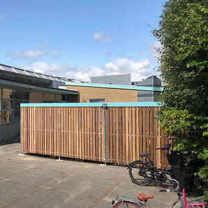 Projecten | Fietsenstalling en buitenbanken voor Haarlemse school | image #1 | 115820 fietsoverkapping berging voor container buitenbanken