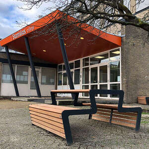 Projecten | Op maat gemaakt straatmeubilair voor Stanislas College | image #1 | 117842 straatmeubilair buitenbanken picknickset sofa tribune