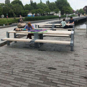 Projecten | Picknicksets met anti graffiti coating op terrein Technische Universiteit Delft | image #1 | 120101 straatmeubilair picknickset anti graffiti coating