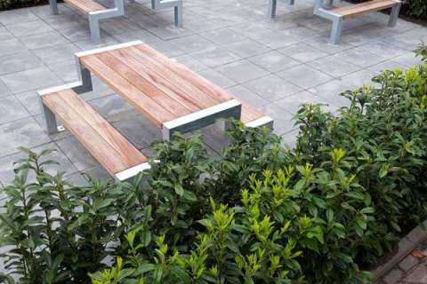 121547+122342 straatmeubilair bedrijfspand picknickset statafel buitenbank