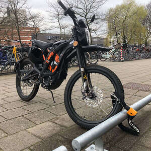 126325 fietsparkeren geleidebuis scooters fatbike
