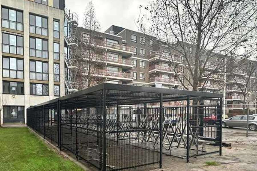 132096 FalcoLok-500 fietsoverkapping met wanden van traliepaneel