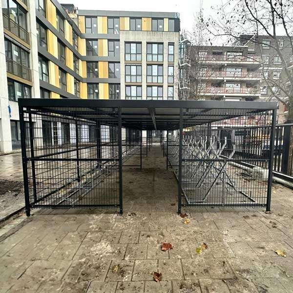 Week 3: Fietsoverkapping met wanden van zwart traliepaneel