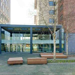 Projecten | Stijlvol straatmeubilair voor wooncomplex Edelstaete in Rijswijk | image #1 | 133494 straatmeubilair buitenbank zitbank fietsaanleunbeugels fietsnietje fietsparkeren