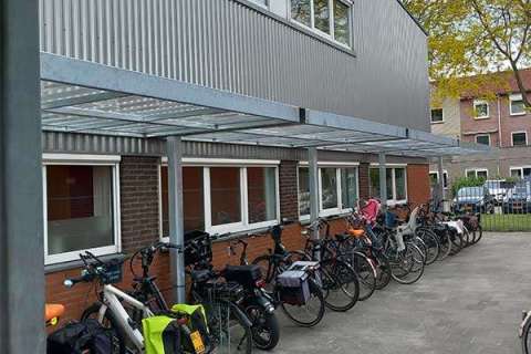 140579 fietsoverkapping fietsparkeren schoolplein
