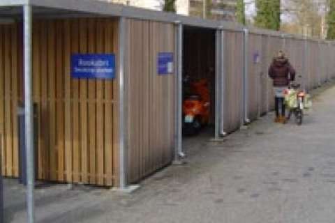 VU Amstelveen met fietsenstalling en rokersafdak