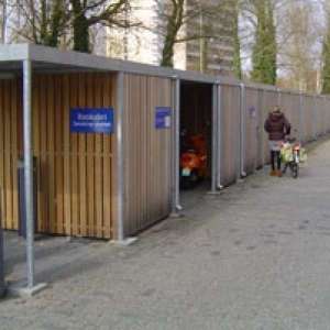 VU Amstelveen met fietsenstalling en rokersafdak