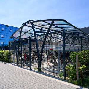 Projecten | Op maat gemaakte transparante fietsenstalling met etagerekken voor Universiteit Leiden | image #1 | 104801 fietsparkeren fietsenstalling