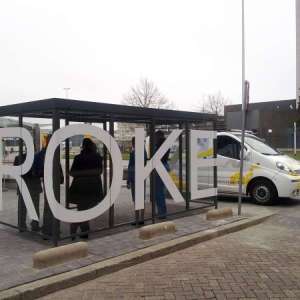 Voor vertrek..nog even naar de rokerscabine