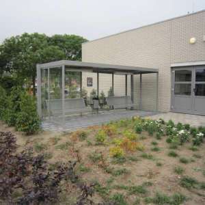 Projecten | Terreininrichting voor Ziekenhuis Ruwaard, Putten | image #1 | rokersoverkapping overkapping straatmeubilair zitbank buitenbank asbak Ziekenhuis FalcoSpan