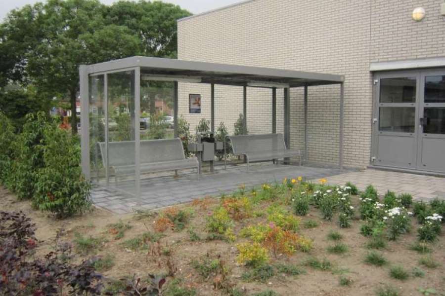 rokersoverkapping overkapping straatmeubilair zitbank buitenbank asbak Ziekenhuis FalcoSpan