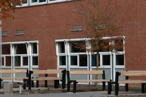 Inrichting schoolplein met Falco banken