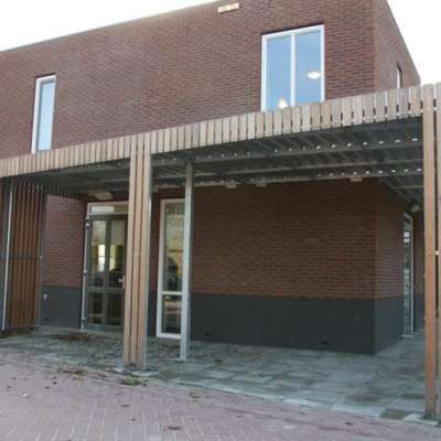 Asymmetrische fietsenstalling met doorlopende overkapping