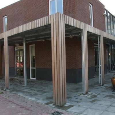 Asymmetrische fietsenstalling met doorlopende overkapping