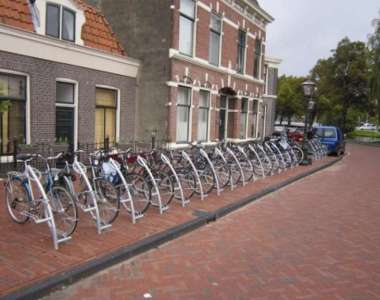 fietsparkeren fietsenrek fietsstandaard fietsaanleunbeugel fietsnietje fietsklemmen fietskluizen