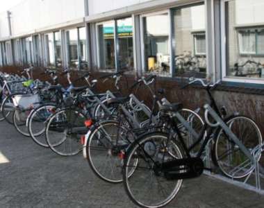 fietsparkeren fietsenrek fietsstandaard fietsaanleunbeugel fietsnietje fietsklemmen fietskluizen