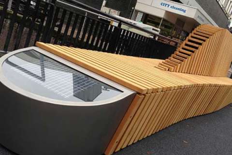 Spaceshuttle-bank ter ere van Wubbo Ockels