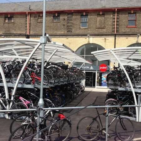 Falco fietsparkeervoorzieningen populair bij Engelse stations