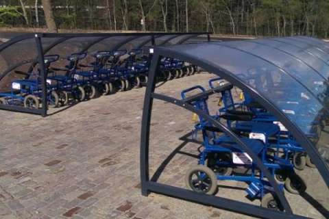 Overkapte rolstoelen voor Openluchtmuseum Arnhem