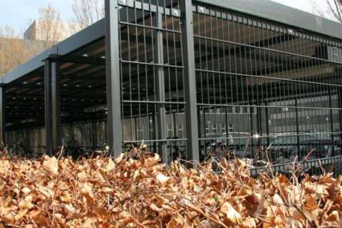 Fietsoverkapping voor Crucell met tralie en perfo