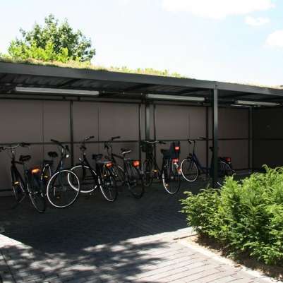 Fietsenstalling op maat met groendak en trespa!