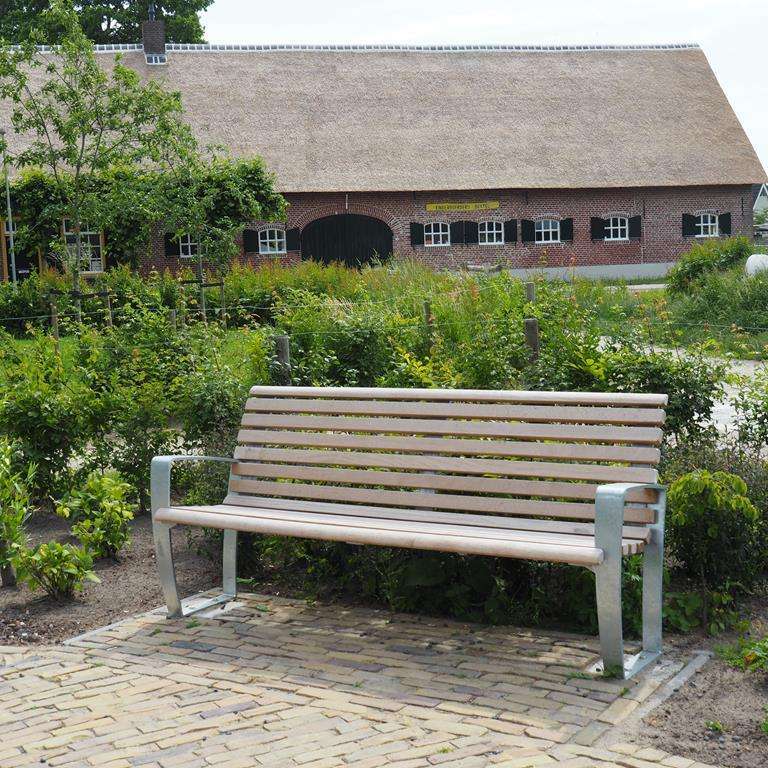Jong en oud samen op Falco banken in generatietuin