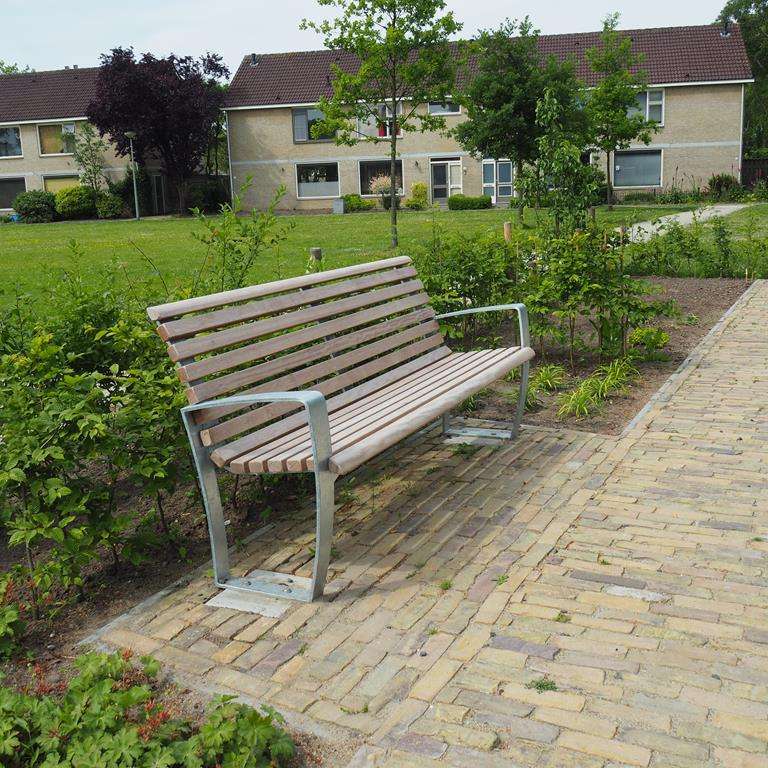 Jong en oud samen op Falco banken in generatietuin