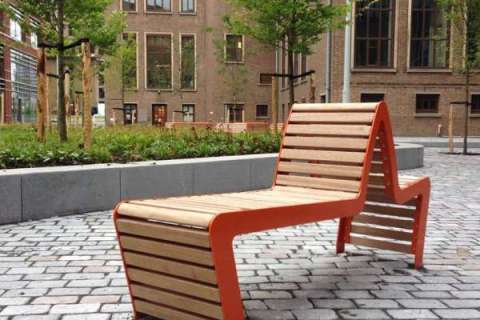Straatmeubilair FalcoLinea kleurt oranje op de Amstel Campus