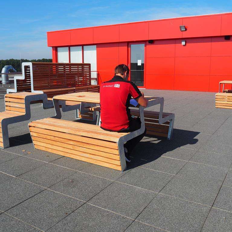 Pauzeren op hoog niveau met FalcoLinea straatmeubilair