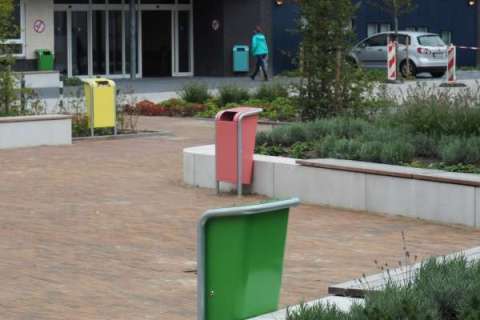 Uitneembare palen en afvalbakken voor terrein Arentheem College