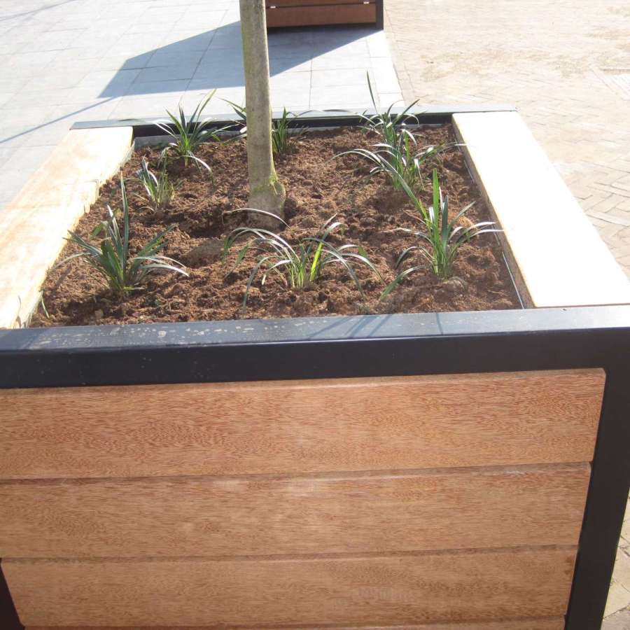 Falco plantenbakken in centrum Eijsden