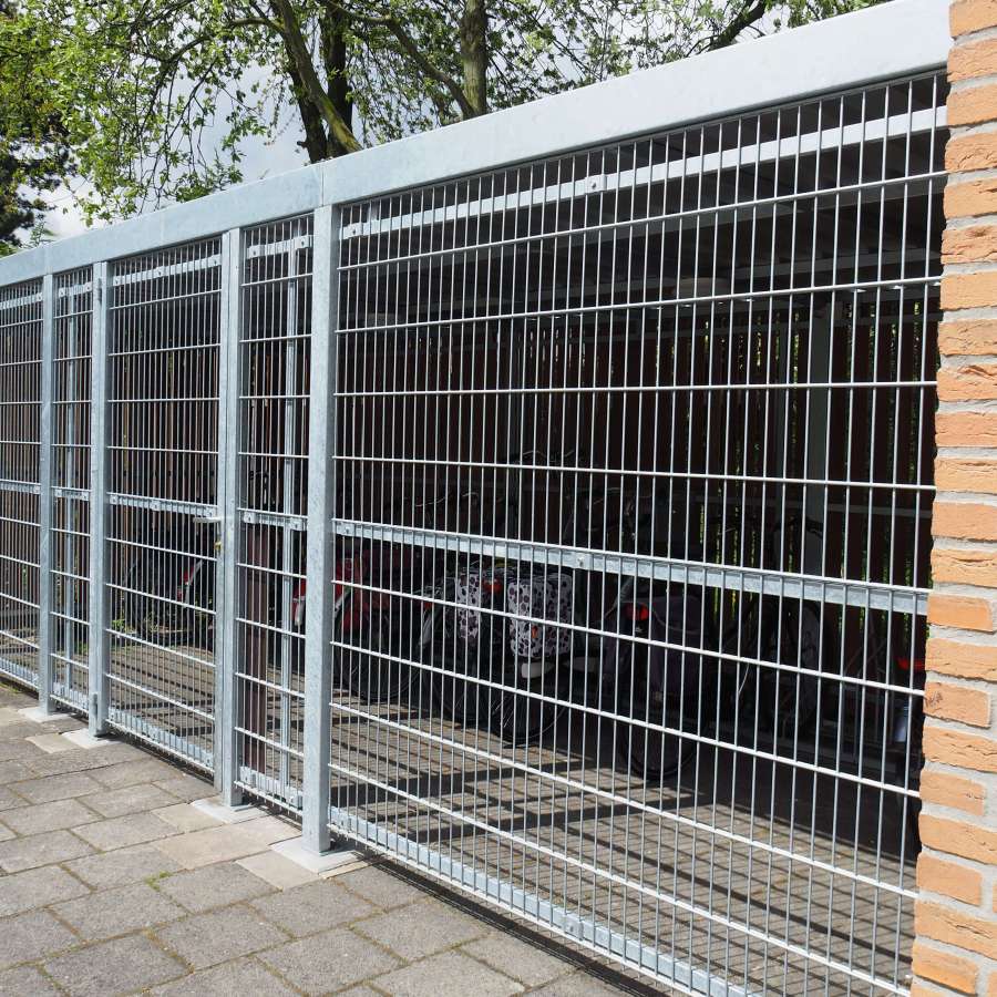 Overkapping FalcoLok met traliepanelen en deur