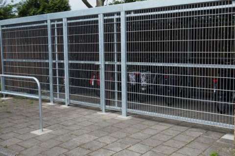 Overkapping FalcoLok met traliepanelen en deur