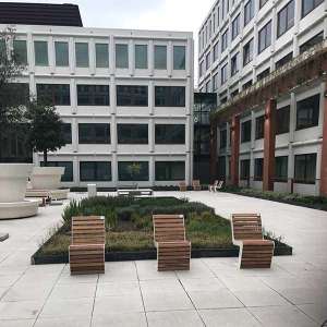 Inrichting gebouwencomplex met Falco straatmeubilair
