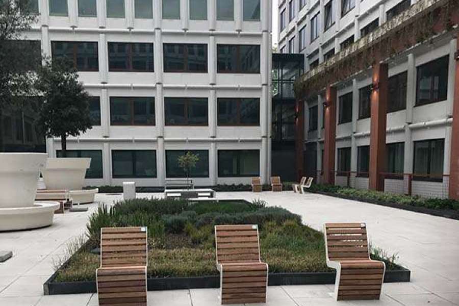 Inrichting gebouwencomplex met Falco straatmeubilair