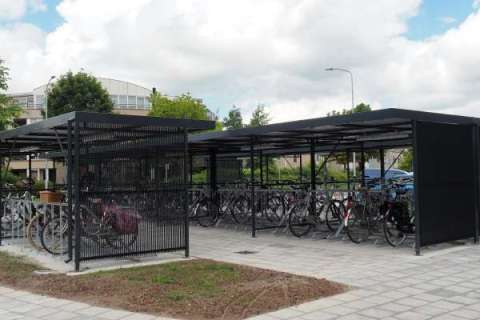 Op maat gemaakte fietsoverkappingen en fietsenrekken bij bushaltes